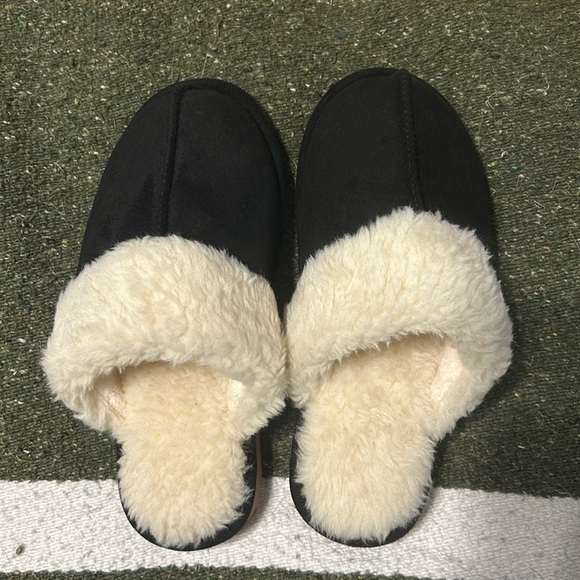 Fur Slippers - Picture 1 of 3